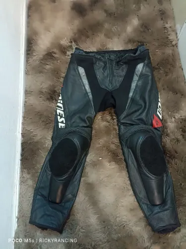 Calça Dainese 56 Eur modelo avro couro 