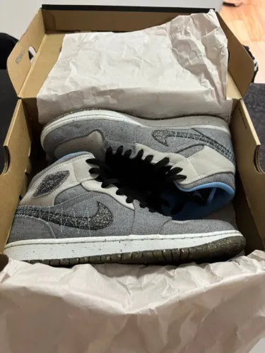 Air Jordan 1 Mid SE University Blue