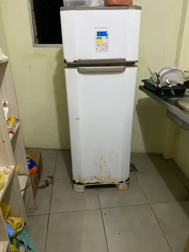 Vendo geladeira  com defeito