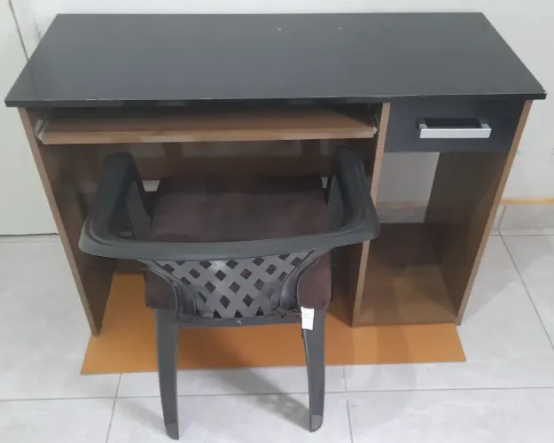 Escrivaninha com Gaveta