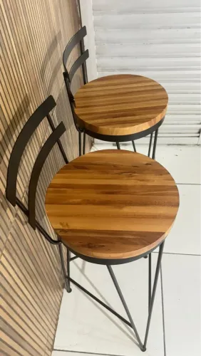 Banquetas de madeira e metal