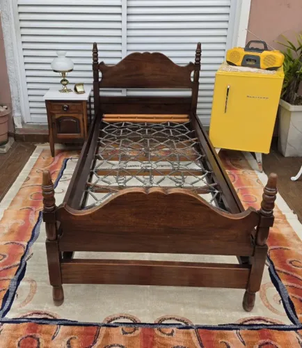 Cama Solteiro Antiga De Molas Em Madeira com criado mudo