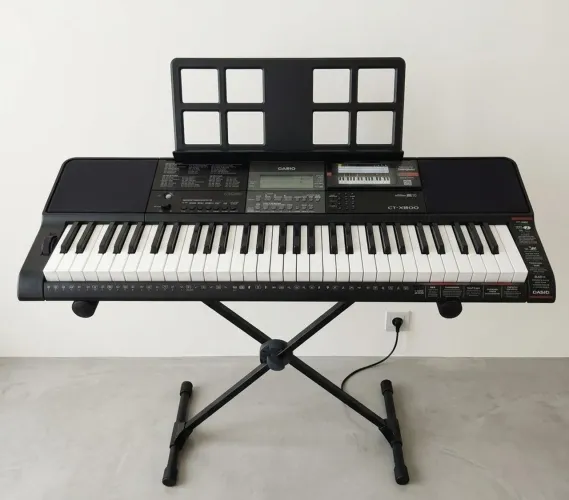 Teclado musical Casio CT-x800 (semi novo) + pedal sustain novo 