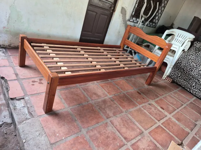 VENDO CAMA DE SOLTEIRO MADEIRA