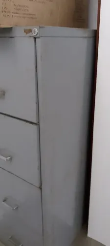 Vendo um gaveteiro de aço usado, com 04 gavetas