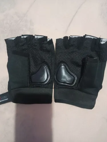 Vendo uma luva de motoqueiro
