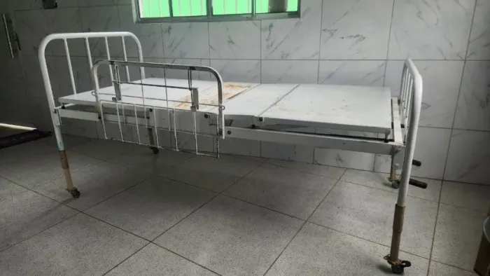 VENDO CAMA HOSPITALAR + COLCHÃO E CAPA