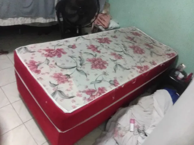 Vende-se uma cama de solteiro