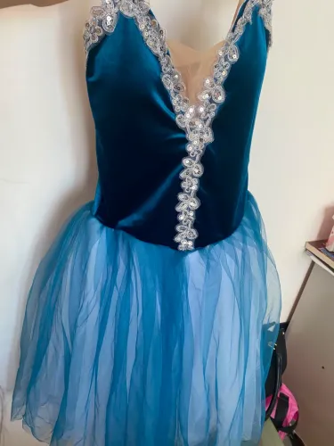 Figurino de ballet azul