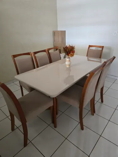 Mesa laqueada com madeira maciça+7 cadeiras
