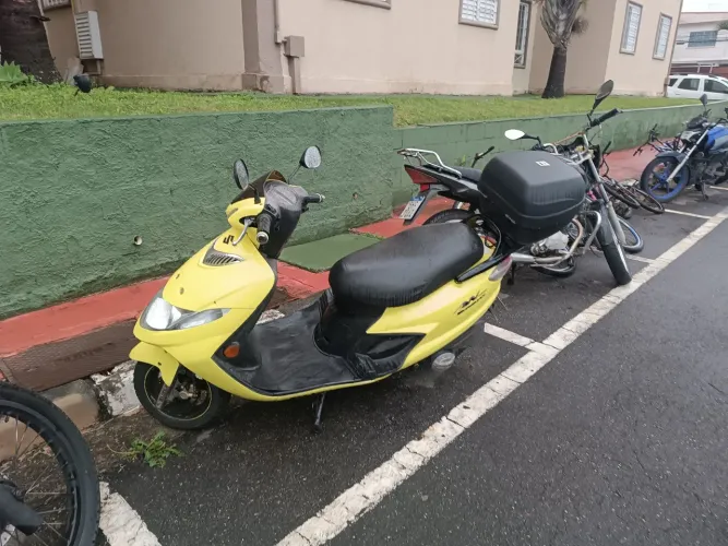 Burgman 125cc ano 2009 , documentos ok e revisão recentemente feita, moto ideal para o dia
