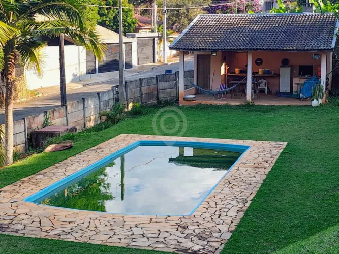 Casa de rua : / Residencial / Jardim Leonor