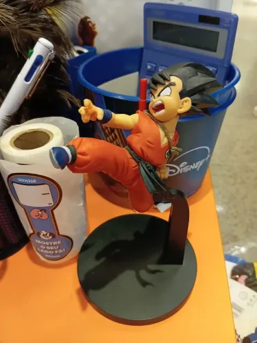 Action figure goku avariado