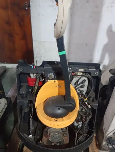 Vendo transpaleteira Elétrica da marca Crown