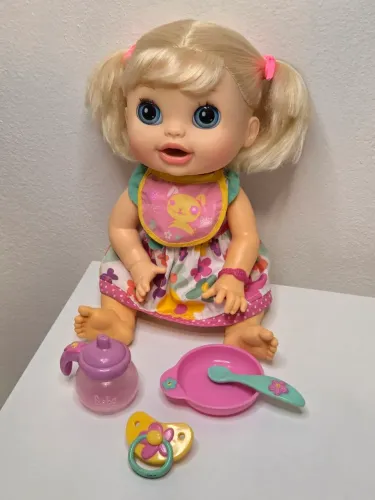 Boneca Baby alive comer e brincar