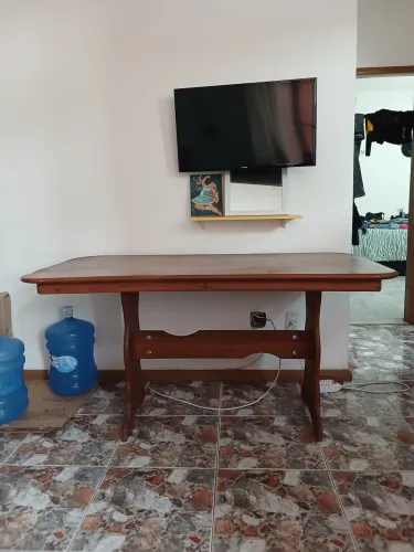 Mesa de Jantar 180×80×75 madeira maciça, acompanha cadeiras