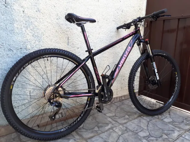 Bicicleta MTB feminina Venzo Aquila aro 29 preto e rosa