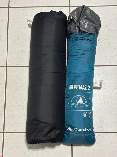 Barraca Quechua Arpenaz 2+ junto com o Isolante Térmico Autoinflável Quechua