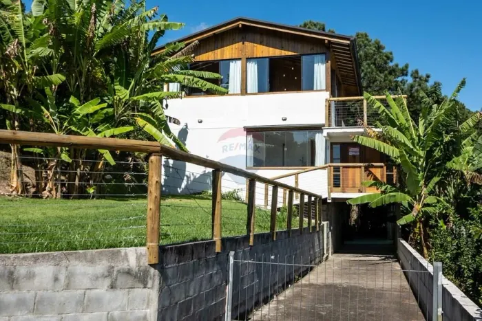 Casa à venda no Bairro Sambaqui com vista panorâmica.