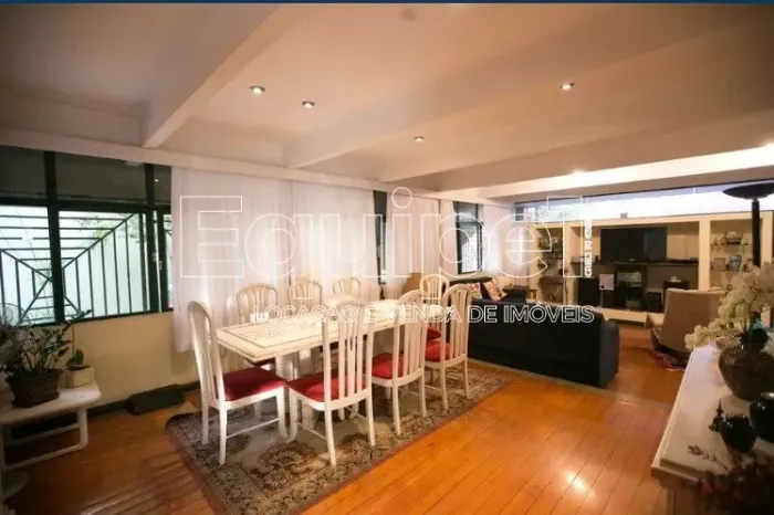 Casa com Varanda, Piscina Grande, 4 Quartos, e Garagem para 4 Carros em Terreno de 340 m²