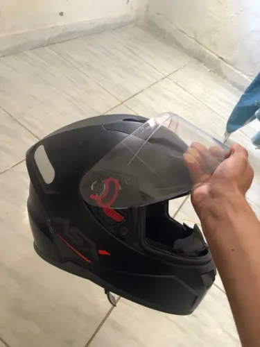 Capacete semi novo