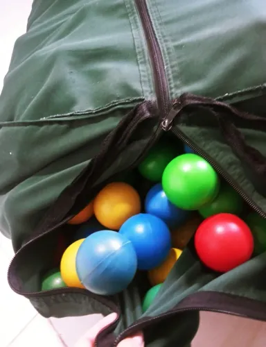 Saco coletor para piscina de bolinha já com bolinhas, facilita pois não precisa coletar .