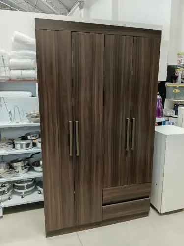 Guarda roupa 4 portas de solteiro. Usado.