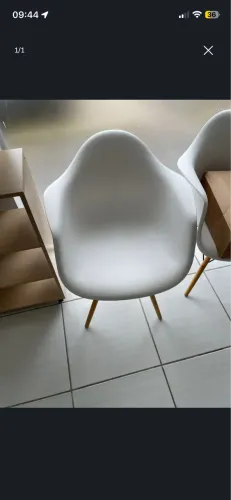 Cadeira Eames Branca com Pés de Madeira - Moderna e Resistente