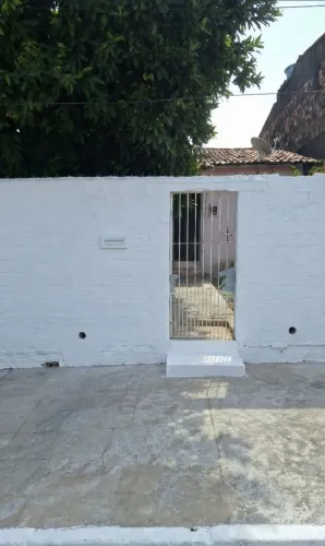 Casa ampla com quintal - 3 quartos - saída para as duas ruas