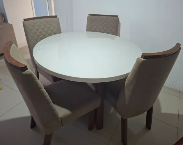 Vendo mesa com 4 cadeiras