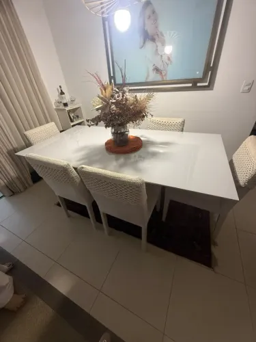 Mesa de jantar com seis cadeiras