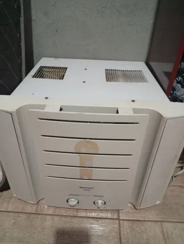 Vendo um ar-condicionado funciona tudo okou troco com um guarda roupa de casal.