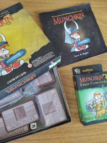 Jogo Munchkin - 3 a 6 jogadores + Extensão Erros Cléricos - EM ESTADO DE NOVO