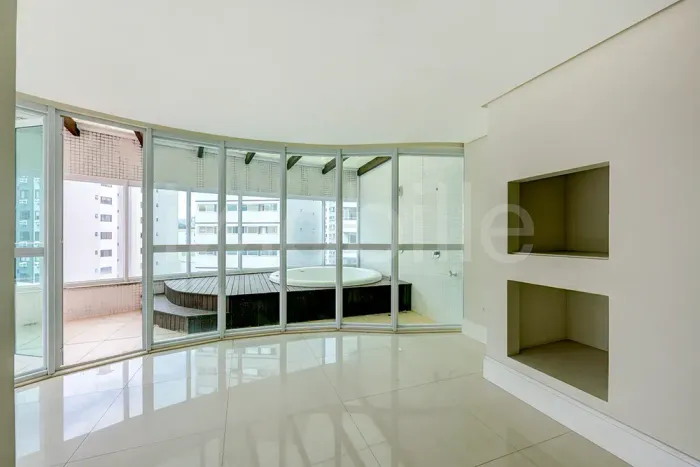 Apartamento diferenciado no Edifício Le Majestic Residence Balneário Camboriú.