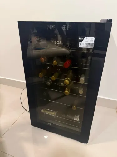 Adega de vinho com 24 garrafas EOS