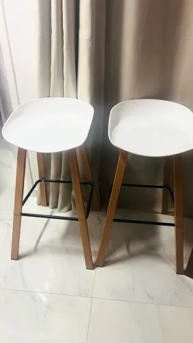 Par de banquetas brancas com pés amadeirados