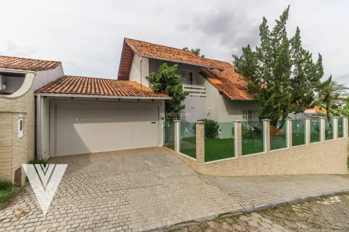 Casa com 3 dormitórios, sendo 1 suíte para alugar, 203 m² por R$ 7.500/mês - Água Verde -