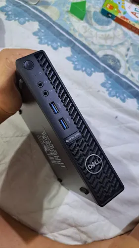 Computador com teclado e mouse , sem monitor