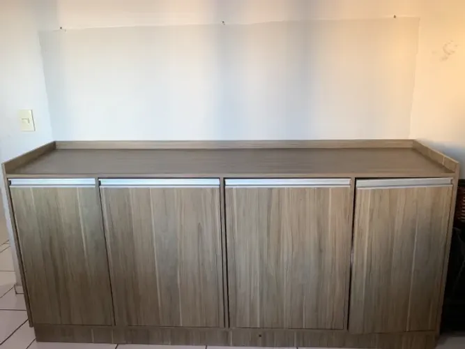 Balcão / Armário Grande com 4 Portas, Prateleiras e Gavetas Puxáveis