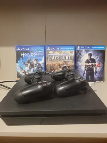 PS4 Slim 1TB - Excelente Estado de Conservação