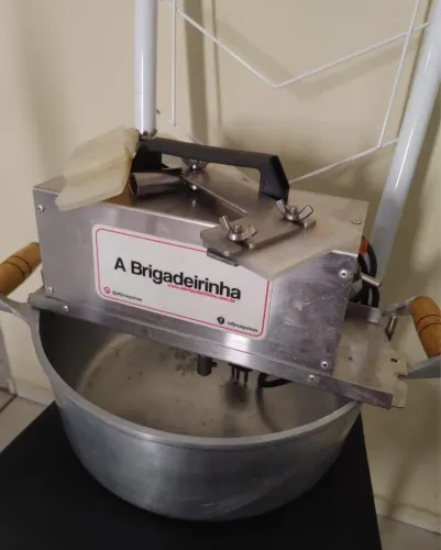 Vendo Panela de mexer Brigadeiro elétrica.
