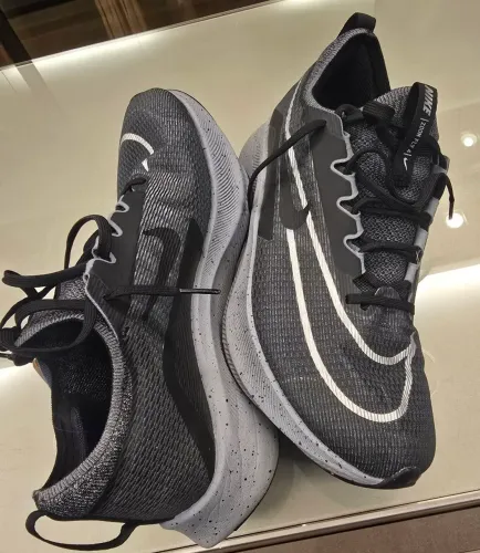 Tênis de corrida Nike Zoom Fly 4, tamanho 41