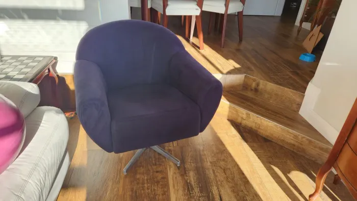 2 poltronas giratórias. Cada poltrona por 255