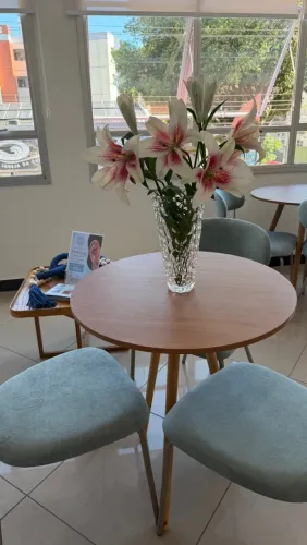 Vendo linda mesa de canto/varanda