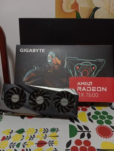 Placa de Vídeo AMD Radeon RX 7600 Gigabyte Gaming OC Triple-Fan