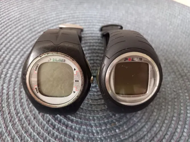 Dois relógios da marca Polar parados