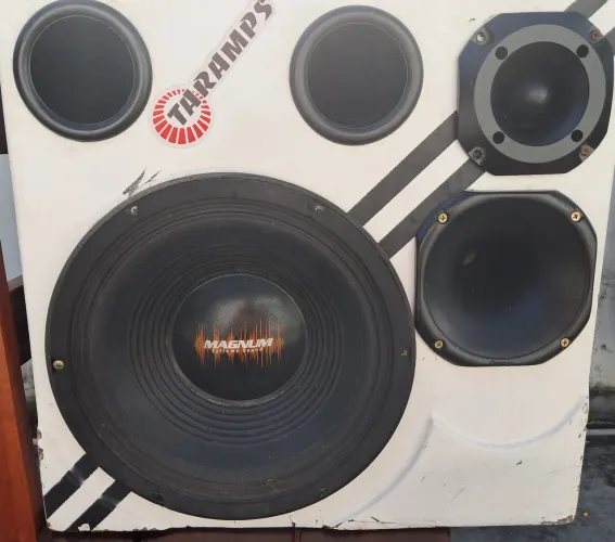 Caixa trio com módulo de 1200 rms