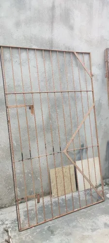 Portão com batente e grade