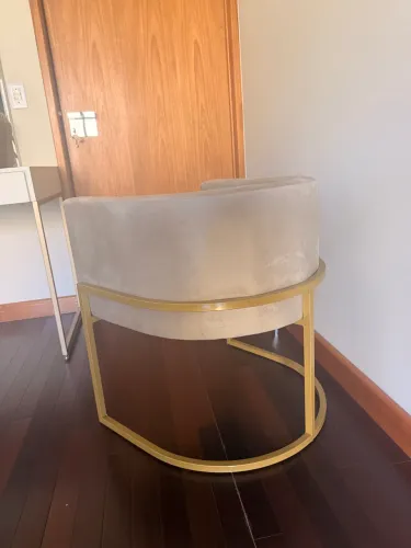 Poltrona Decorativa Base de Ferro Dourada Conforto Diversos Ambientes