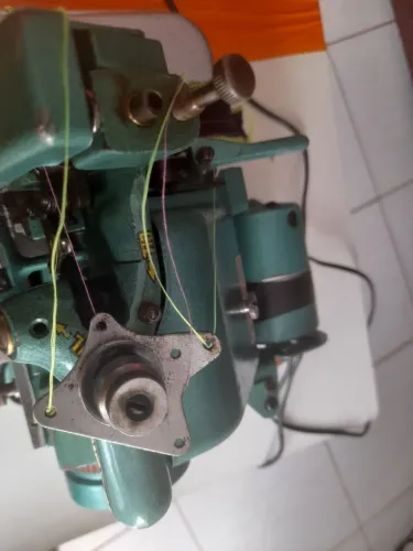 Maquina de costura e acabamento 